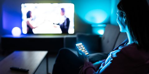 Netflix e l’era della “TV di sottofondo”, come le abitudini digitali stanno sacrificando la qualità dei contenuti