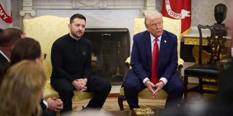 Nasce l’antidiplomazia. Trump bullizza e umilia Zelensky nell’ “agguato” della Casa Bianca a favore di Putin